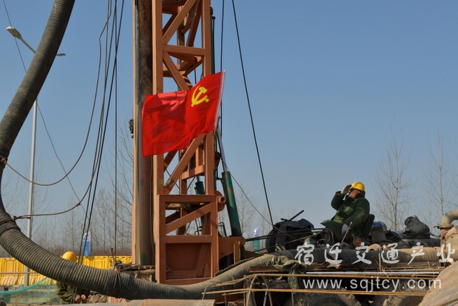 93812b6515ec3b8f8f8a951aced13f07 工程一线党旗飘扬-001.jpg