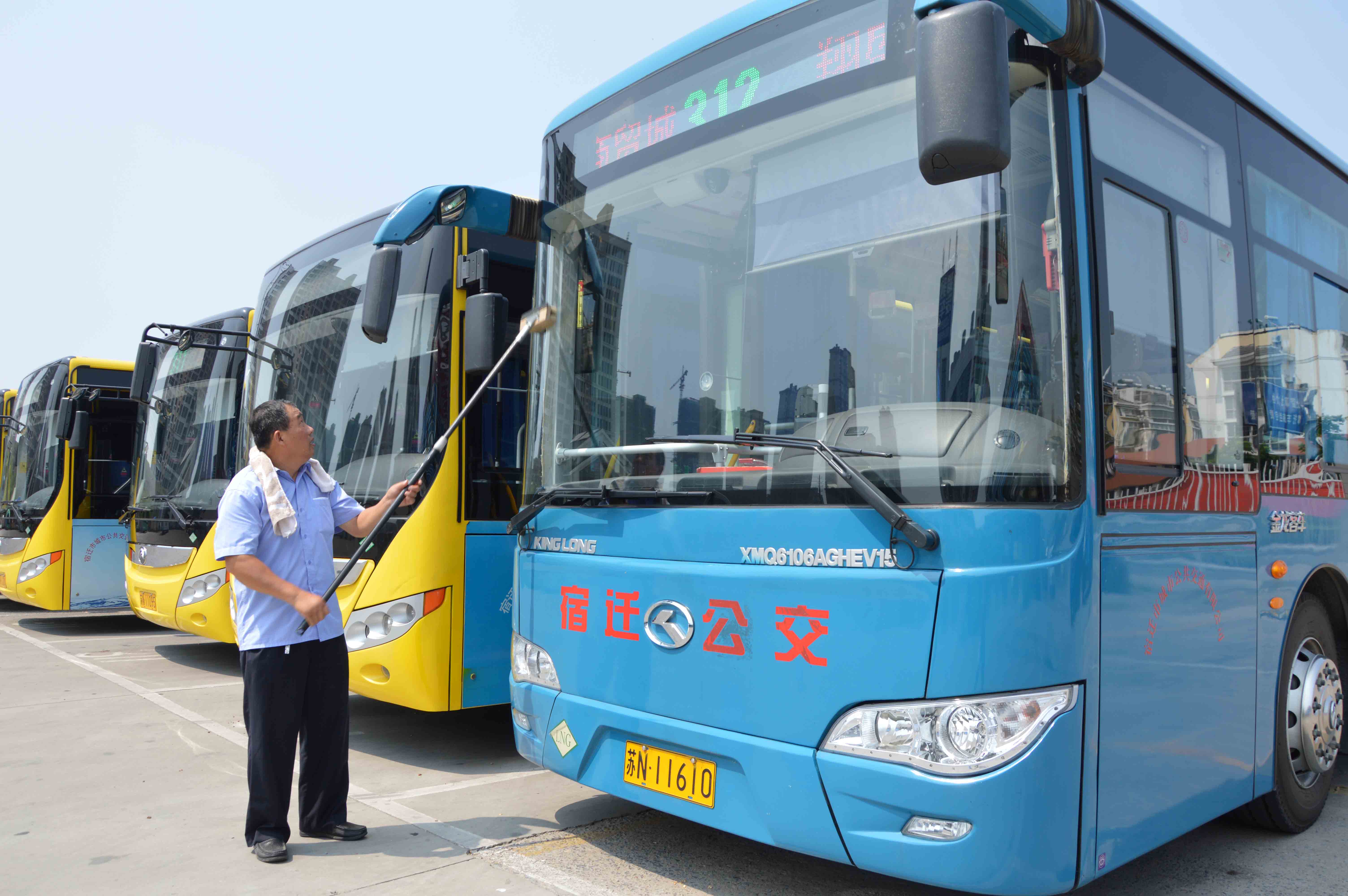 8ca98a653d7316bdd8c12408f01b9dca 1 公交驾驶员高温下打扫车辆卫生.jpg