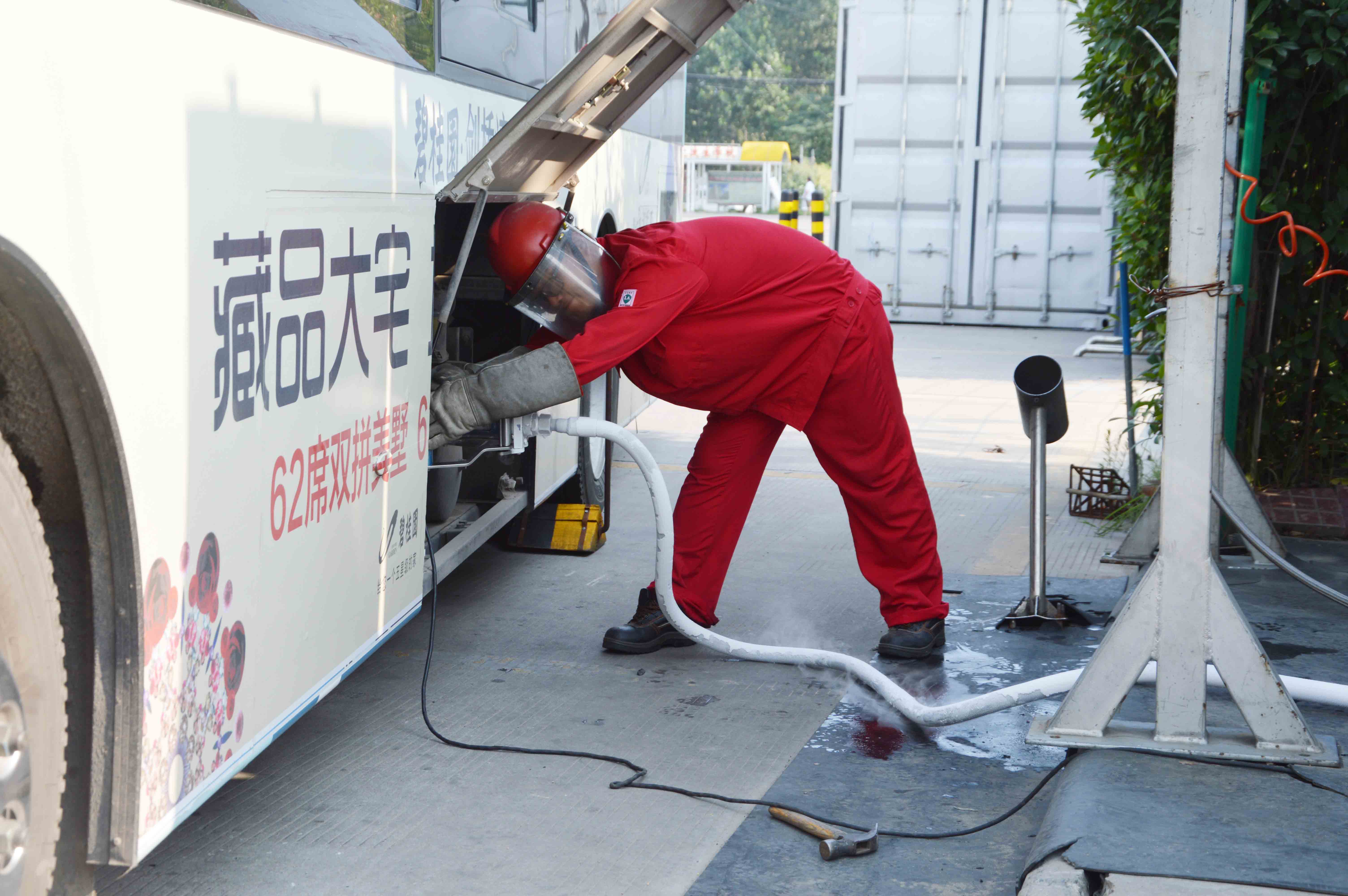 f04d8a7ef1d887d42b8a28d67022f550 4 加气员在给公交车加气.jpg