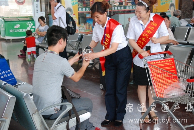 鄂州刘静服务组服务乘客.JPG