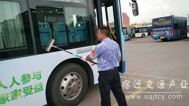5863532a667dda8fac8a52e45969166f 鄂州公交驾驶员高温下保养车辆卫生.jpg