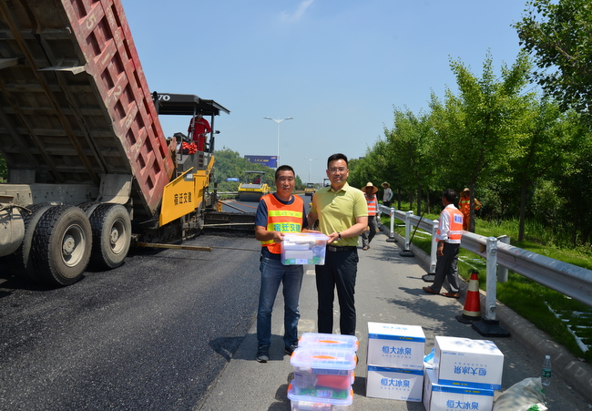 7bdb354c0431e35182f8eb7a500e75a9 高温慰问.JPG