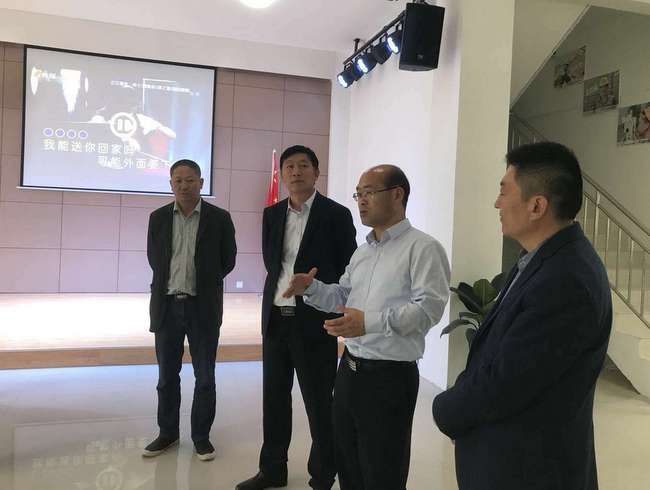 集团党委书记、董事长刘飞，现场领导&ldquo;党建&middot;家&rdquo;活动中心建设.jpg