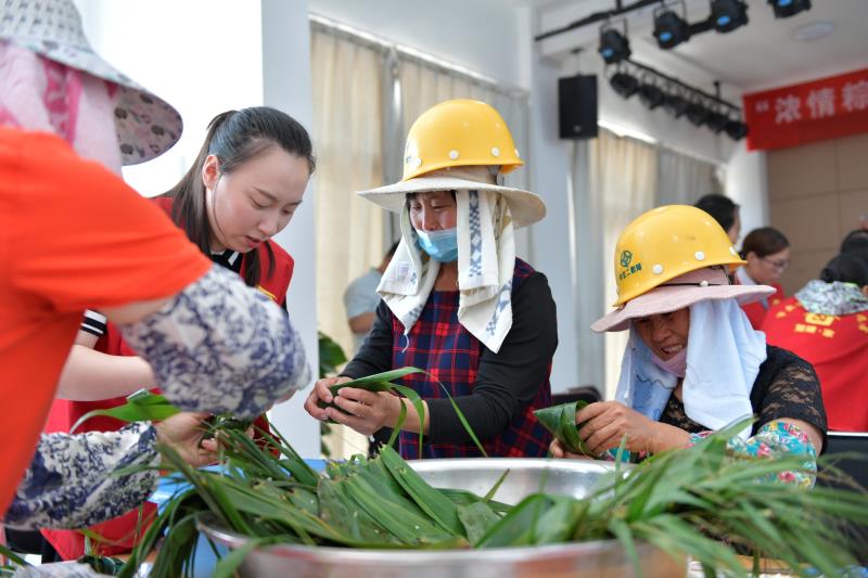 &ldquo;浓情粽意，共享温暖&rdquo;包粽子活动.jpg